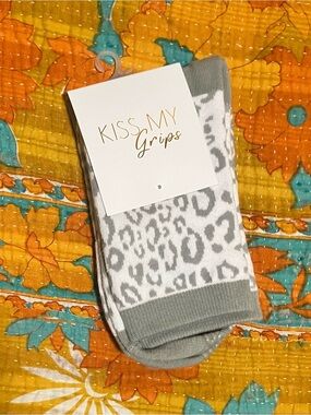 Woman’s Gray Leopard Grip Socks